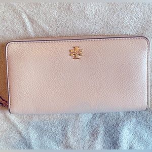 Tory Burch wallet in an elegant mild pink tone.
